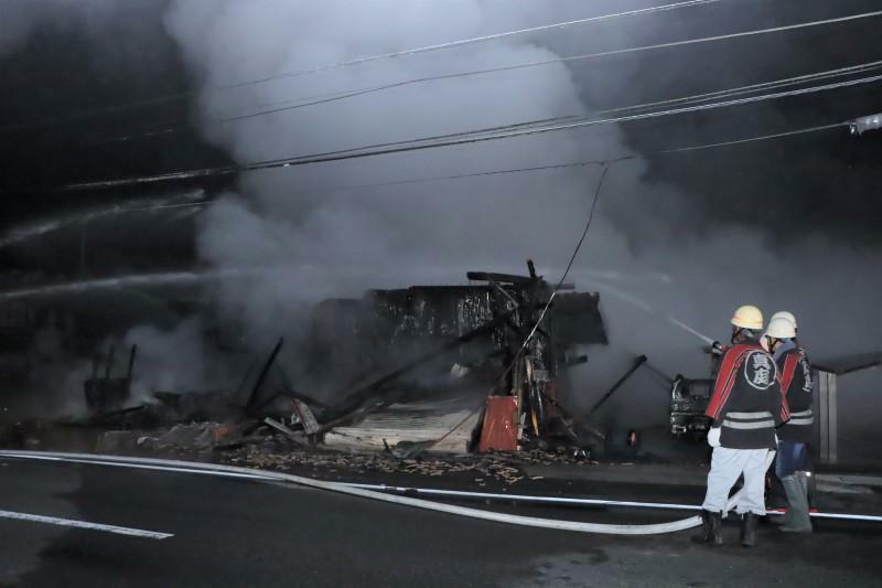 煙を上げて燃える民家＝19日午前1時38分、真庭市上中津井