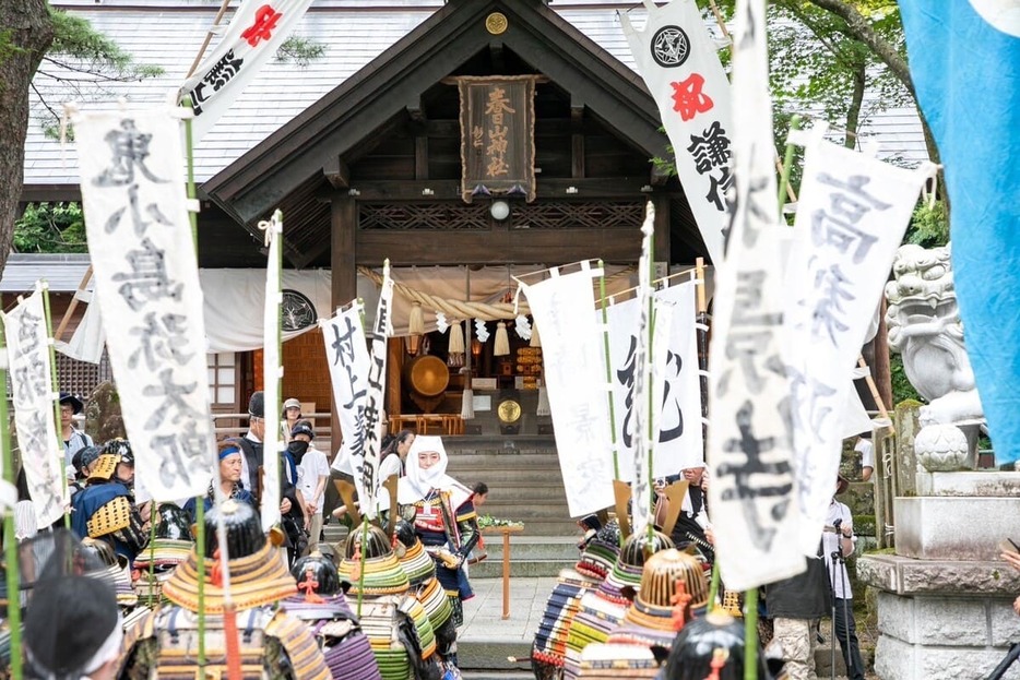 春日山神社で安全祈願の玉串奉奠