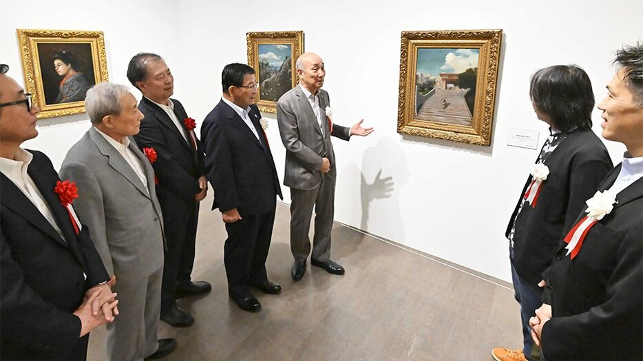 山本芳翠展で「琉球中城之東門」を前にする来賓ら＝２６日午後２時３８分、岐阜市宇佐、県美術館