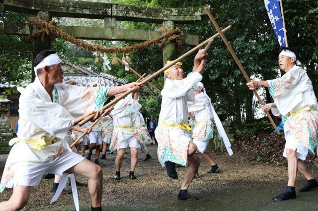 棒をぶつけ合う勇壮な踊りを披露する田尻棒踊り保存会のメンバーら