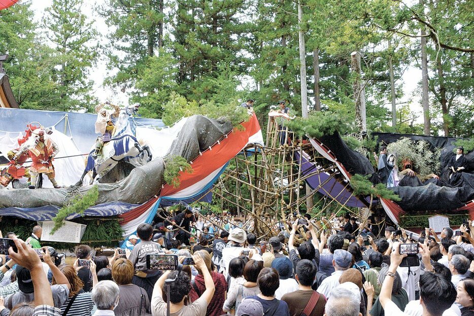 神社境内でぶつかり合う2台の御船