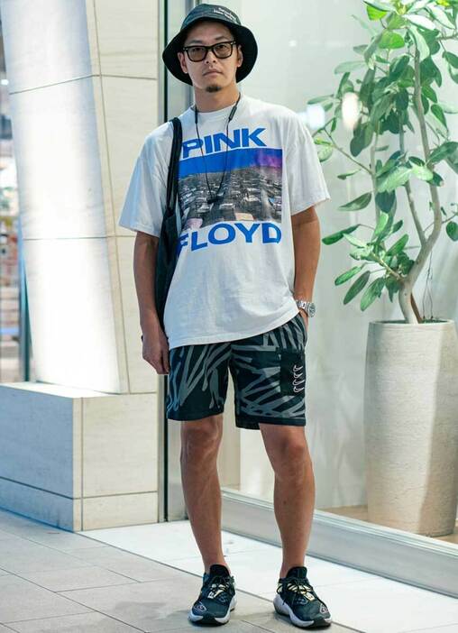 Tシャツ＝古着　パンツ、シューズ＝ともにナイキ　帽子、バッグ＝ともにサタデーズニューヨークシティ　眼鏡＝レイバン　腕時計＝タグホイヤー