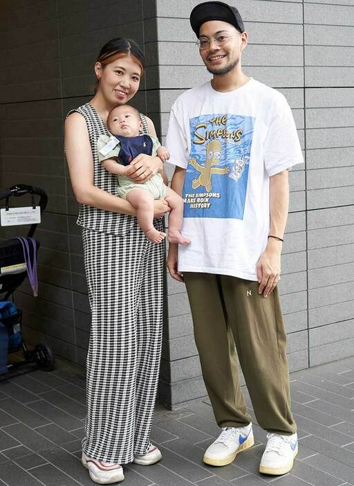 Tシャツ、帽子＝ともに古着　パンツ＝ニコアンド　シューズ＝ナイキ　眼鏡＝ジンズ　リング＝グッチ