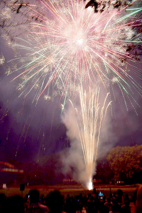 約千発の花火が打ち上がった「秋の花火2024」＝7日、飯能河原