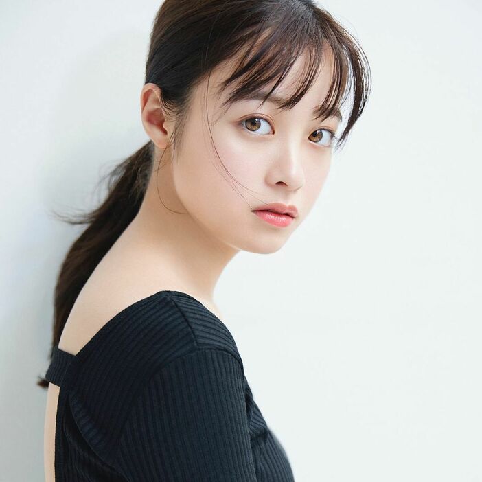 橋本環奈(インスタグラムkannahashimoto.mg)より