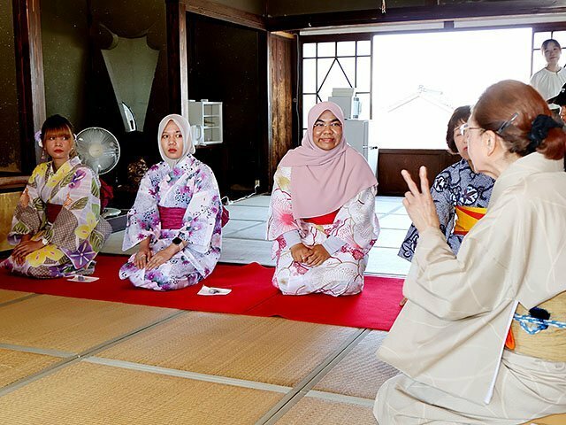 茶道の作法について説明を受ける参加者