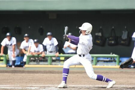 決勝・佐賀北ー龍谷　６回裏龍谷２死一、二塁　７番武内の適時三塁打で3ー1とする＝佐賀市のさがみどりの森球場