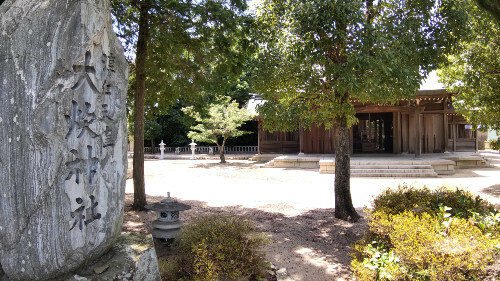 大炊神社。左奥にあるのが、淳仁天皇の遺体を葬ったと伝わる天皇塚