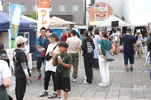 会場には多くの人が訪れ食を満喫した