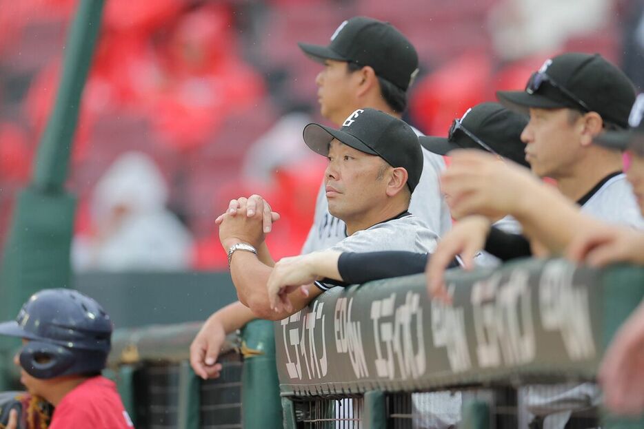 ベンチから戦況を見つめる阿部慎之助監督（カメラ・相川　和寛）