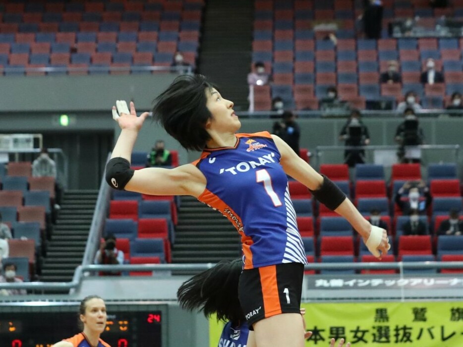 井上奈々朱（東レアローズ在籍時）【写真：月刊バレーボール】