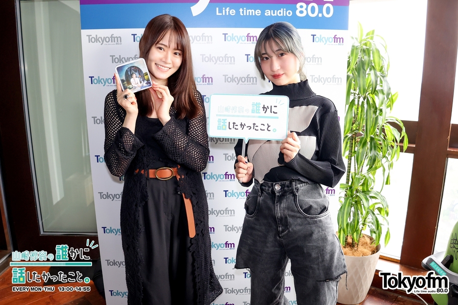 （左から）パーソナリティの山崎怜奈、eillさん