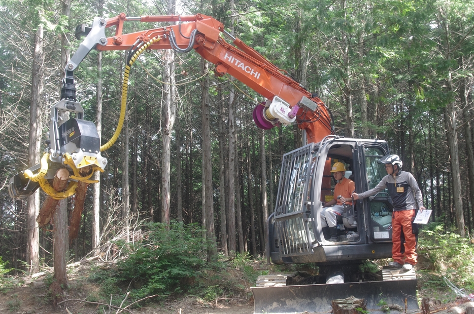 ハーベスタの操作体験をする勝間田高校の生徒=岡山県美咲町で