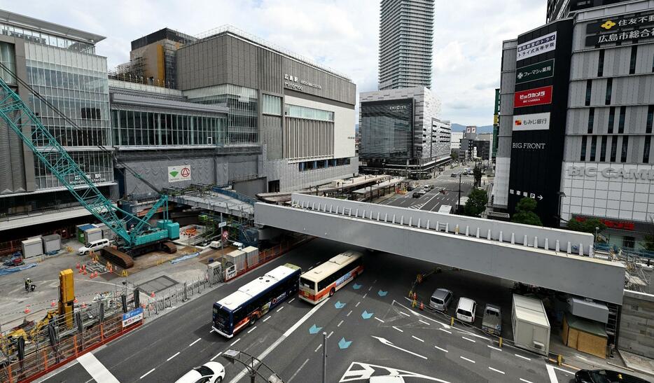 建設が進む新たな広島駅ビル（左）と路面電車の駅前大橋線の高架