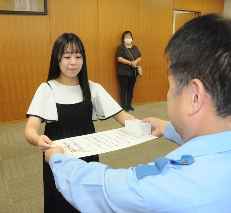 県善行賞を伝達される冨士川さん（左）