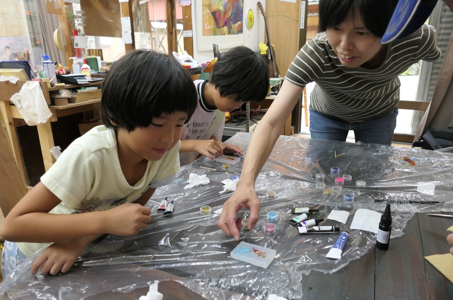 はんざきのフィギュアを制作する子どもたち=岡山県真庭市で