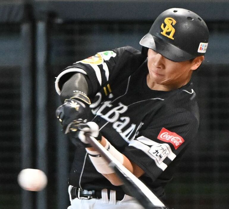 1軍生き残りへ　今季初スタメンのソフトバンク谷川原健太が先制二塁打