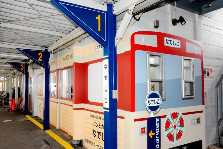 駅のホームと電車の外観デザインで、焼きたてパンなどを販売する「なでしこトレイン」