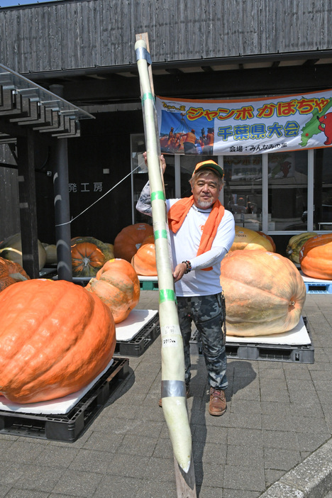 優勝した上野さんと長ヒョウタン＝鴨川