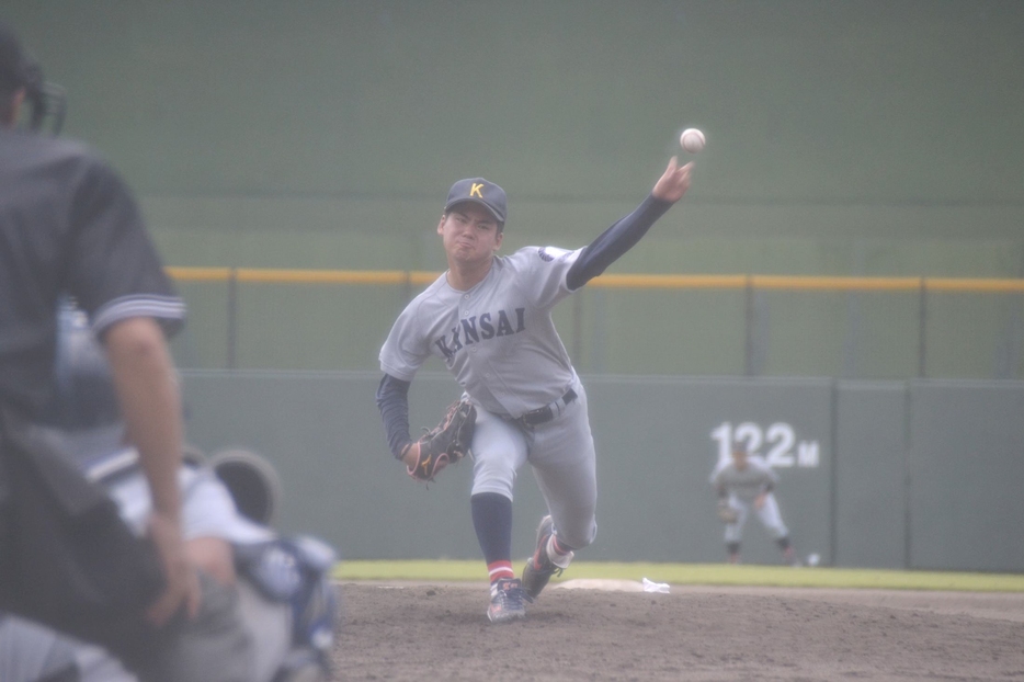 　九回から登板して力投する関大・金丸