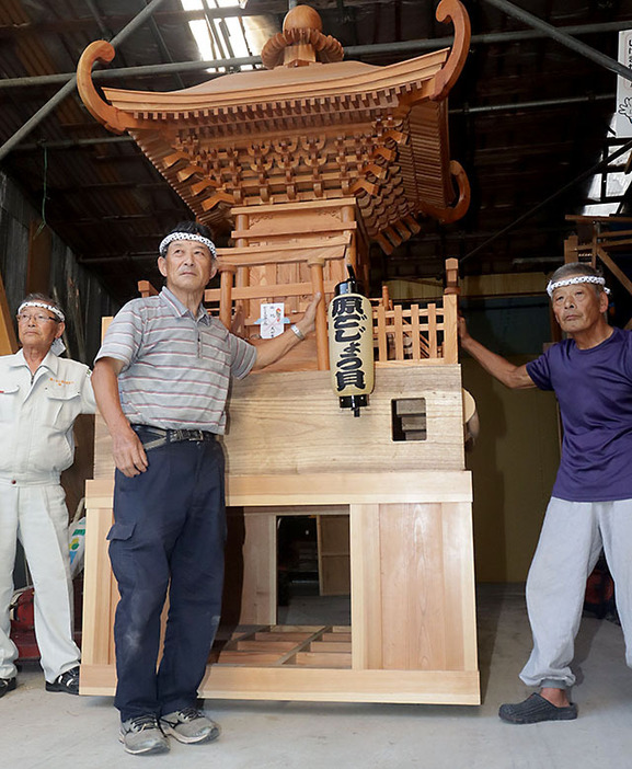 鈴木一男さん（中央）が制作した神輿。大江の秋まつりでお披露目される＝大江町小見