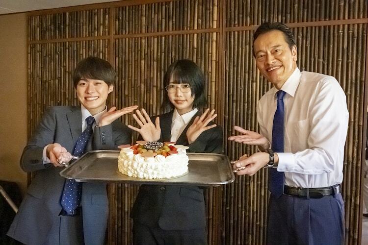 左から大橋和也（なにわ男子）、あの、遠藤憲一。(c)テレビ朝日