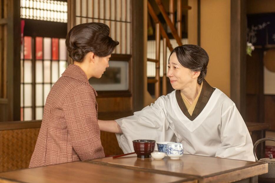 NHK連続テレビ小説「虎に翼」で平岩紙さん演じる梅子（右）（C）NHK