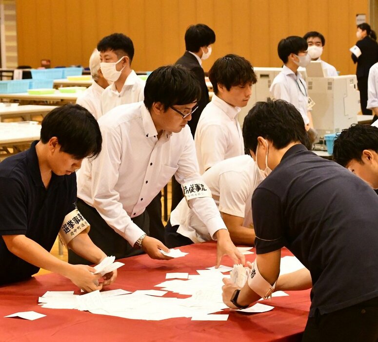 開票作業を進める町職員