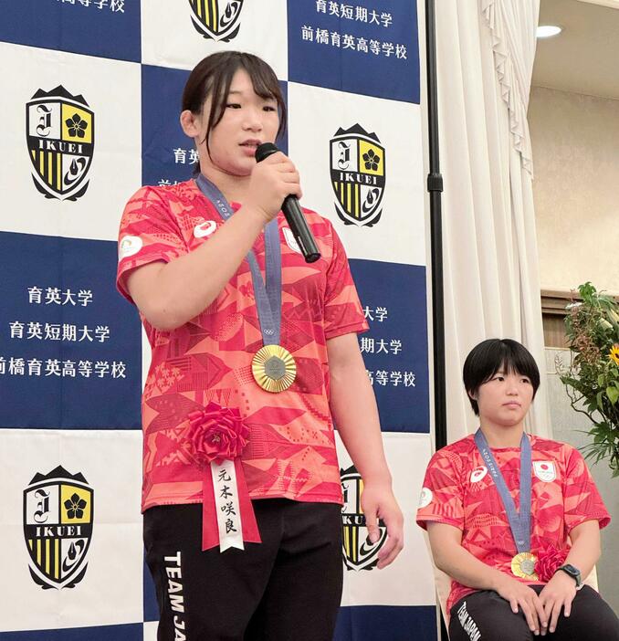 　母校・育英大主催のパリ五輪祝勝会に出席した元木咲良（左）と桜井つぐみ