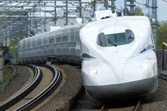 2020年から東海道新幹線で活躍しているN700S。最高時速285kmのスピードもさることながら、快適さや環境性能などの高さが最大の強みだそうです