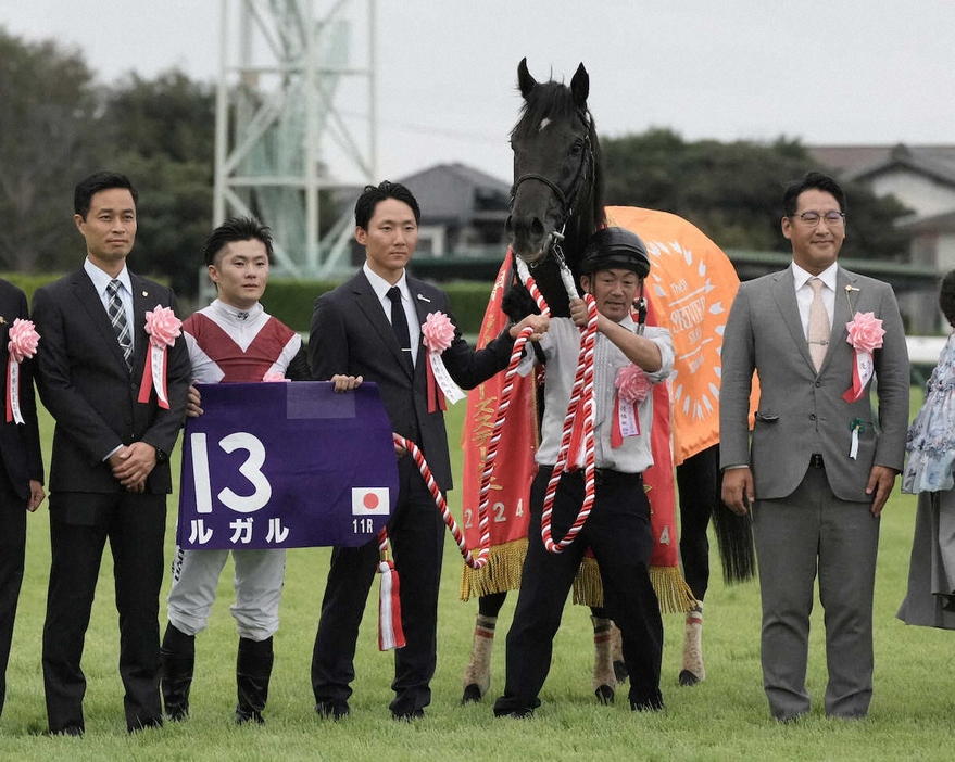 ＜中山11RスプリンターズS＞レースを制したルガルとG1初制覇の西村淳（左から2人目）、管理する杉山晴師（左端）（撮影・郡司　修）