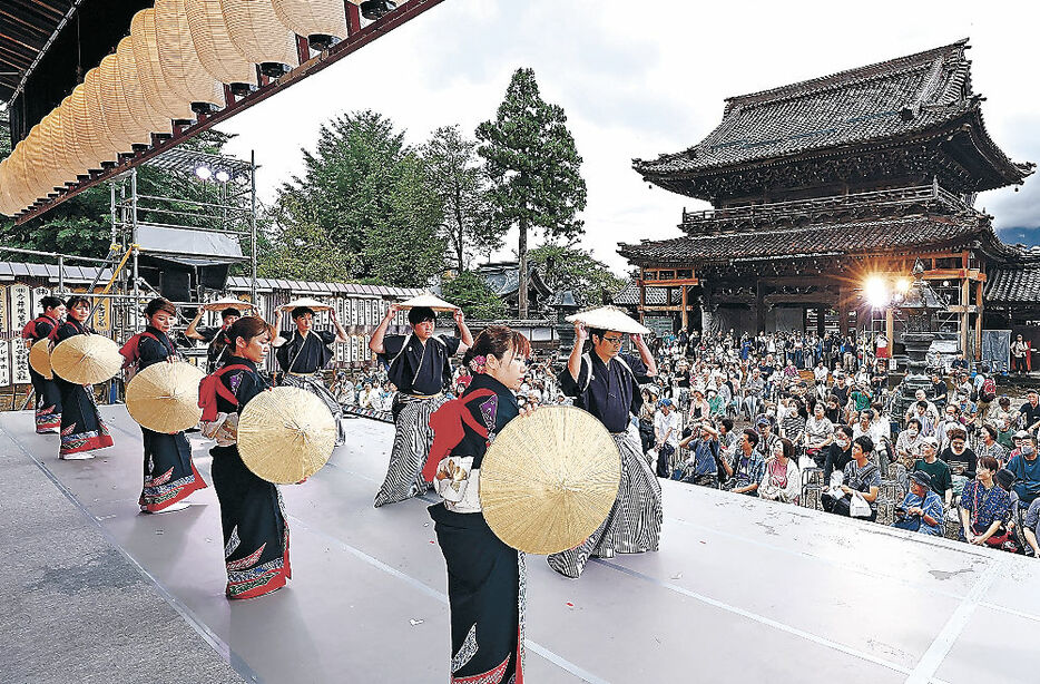 雨の合間に麦屋節の踊りを披露する城端商青会＝南砺市の城端別院善徳寺