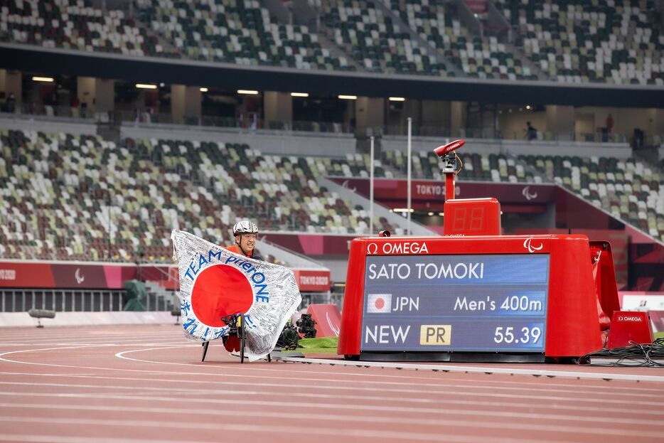 無観客で行われた東京・パラリンピックの陸上競技、車いす400メートル。パラリンピックレコードで金メダルを獲得した佐藤友祈選手。オリパラ招致段階からオリとパラがセットで語られるようになったことは大きなレガシーだった（越智貴雄撮影）