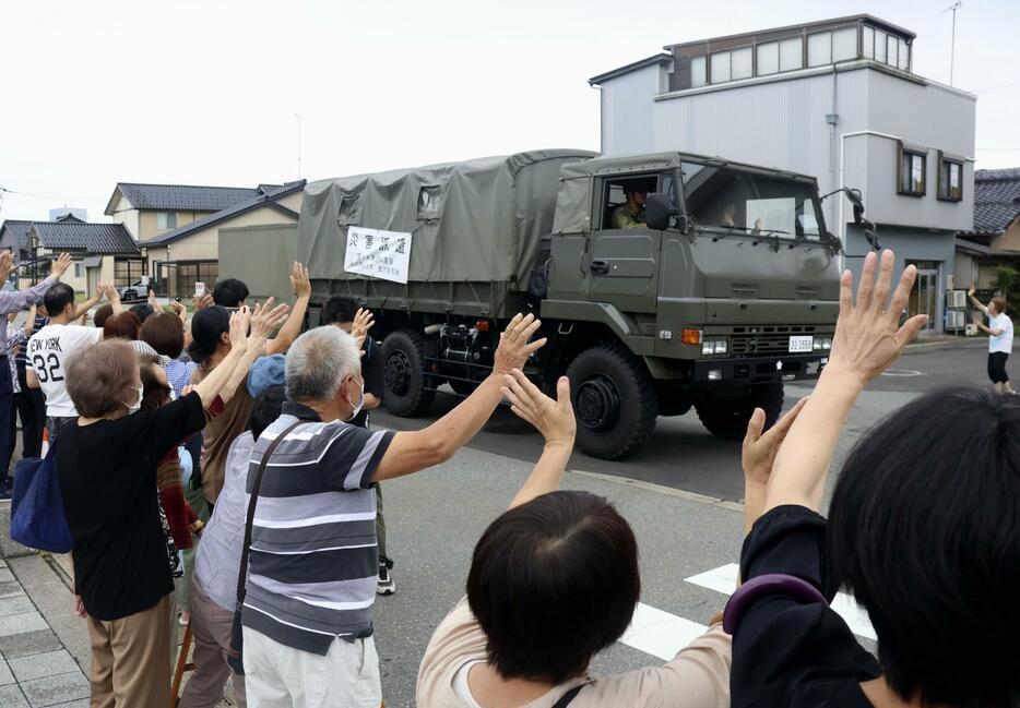 能登半島地震被災地での支援活動が終了し、地元住民らの見送りを受け引き揚げる自衛隊員＝2日午後、石川県珠洲市