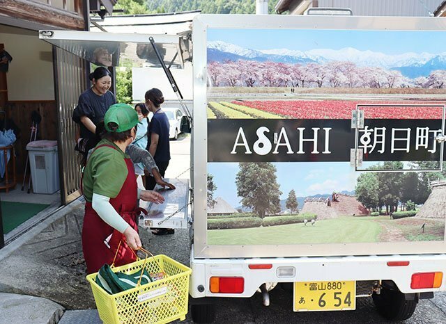 住民の家を回る移動販売車＝８月６日、朝日町笹川地区