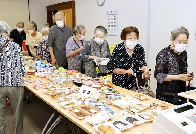 オープンとともに行列をつくる高齢者たち＝８月６日、ケアハウス「みんなの家」