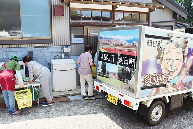 住民の家を回る移動販売車＝８月６日、朝日町笹川地区