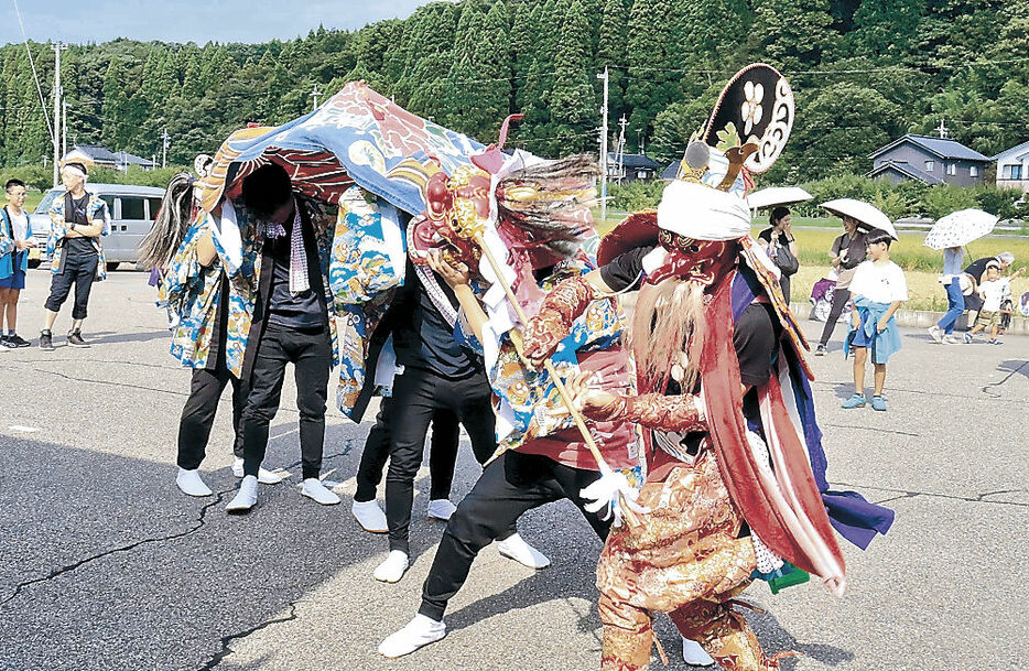 獅子舞で魅せる青年団員＝氷見市阿尾