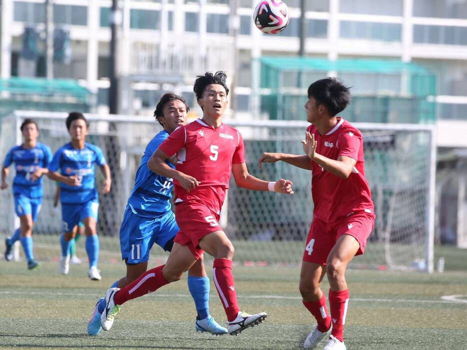 東福岡高はDF山禄涼平を中心とした3バックが無失点。貴重な勝ち点3を獲得した(Taro YOSHIDA)