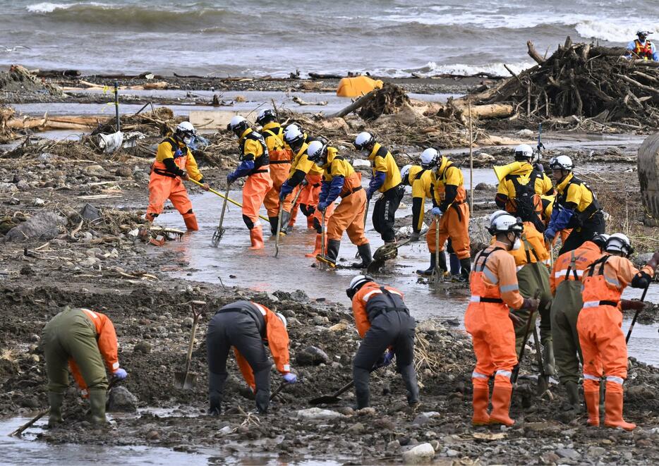 不明者の捜索が続く石川県輪島市の塚田川の河口付近＝28日午前