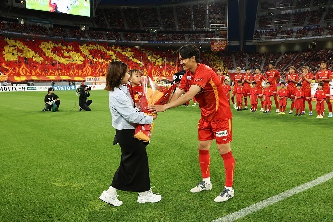 300試合出場のセレモニーでは家族が祝福。満面の笑みが見られた。（C）J.LEAGUE