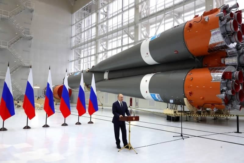 ロシア極東のボストチヌイ宇宙基地で演説するプーチン大統領＝２０２２年４月（ロシア大統領府提供、ロイター＝共同）