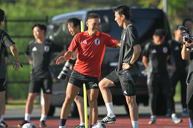 日本代表練習で長谷部と再会した長友。写真：金子拓弥（サッカーダイジェスト写真部）