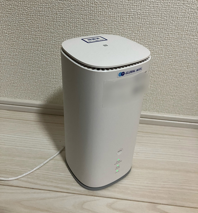 無制限で利用できる、株式会社ビジョンのレンタルWi-Fi「グローバルWiFi」。コンセントに接続するだけで利用可能（筆者撮影）