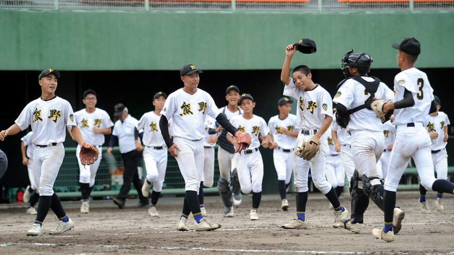 17年ぶりに広島県大会で1勝を挙げて喜ぶ熊野ナイン