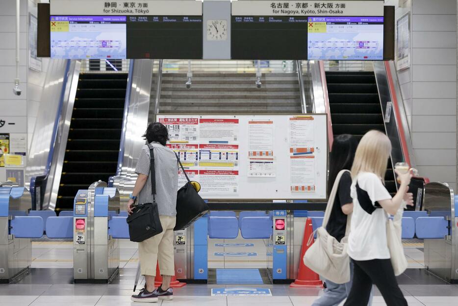 東海道新幹線の運休で、閑散とするJR浜松駅＝1日午前