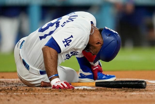 左足に死球を受けたテオスカー・ヘルナンデス選手(写真：AP/アフロ)