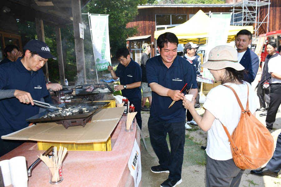 「飯田焼肉」を振る舞う飯田青年会議所のメンバー