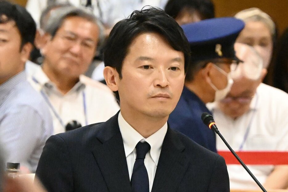 吊るし上げられる斎藤知事