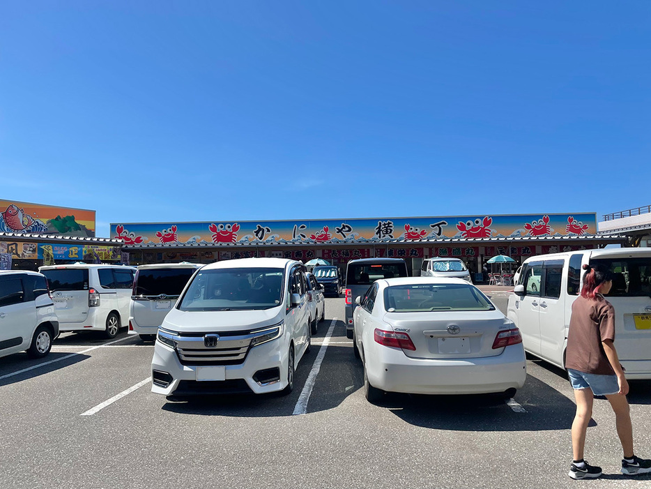 車を降りたら、目指すは「かにや横丁」